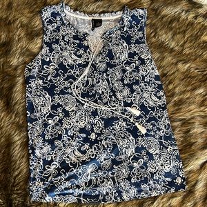 Beautiful sleeveless New Directions XL perfect for layering